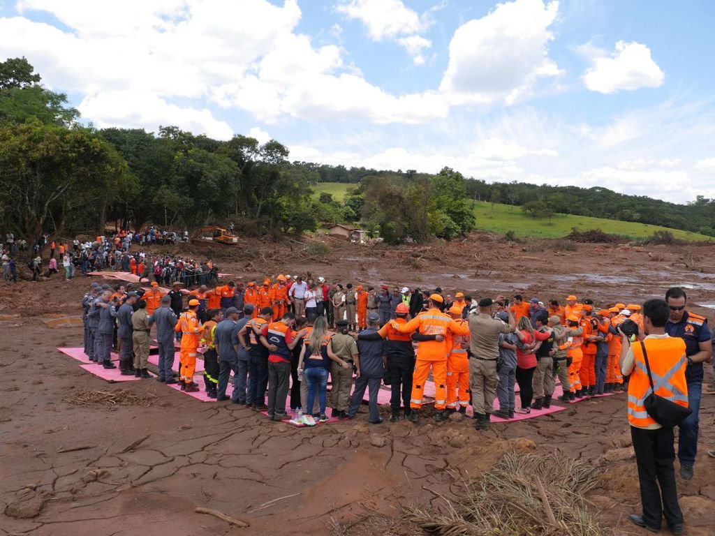 Cerimônia em homenagem às vítimas em meio ao "mar" de lama pós-rompimento da barragem de Brumadinho
